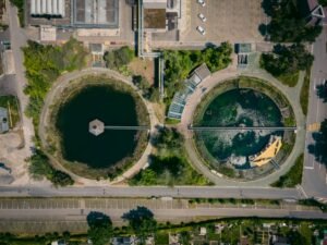 污水处理池行业示意,非北京疾控中心项目现场。摄影:Patrick Federi / Unsplash。
