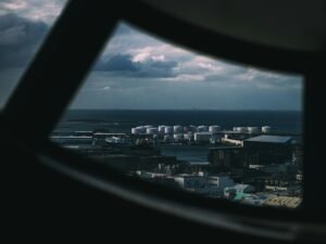 工业港口储罐行业示意,不代表特定低温储罐项目或合规示范。摄影:Yuheng Ouyang / Unsplash。