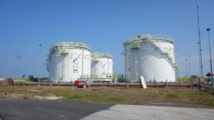 储罐建设示意照片；不是Rio Grande LNG第六列车现场。