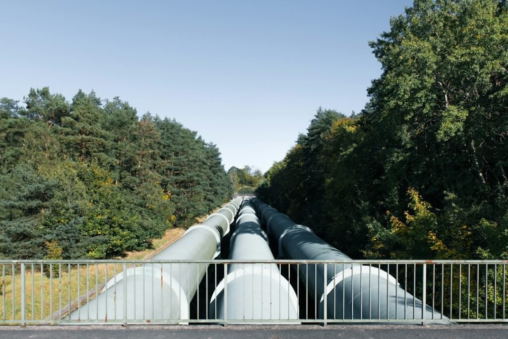 地面管线示意照片；不是Coastal GasLink项目现场或工程设计图。