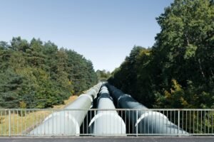 地面管线示意照片；不是Coastal GasLink项目现场或工程设计图。