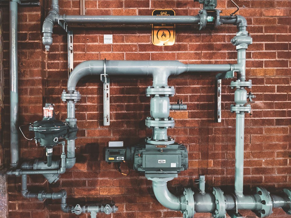 Industry illustration of pipework and valves, not the Xining works. Compagnons / Unsplash.