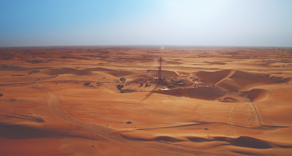 ADNOC Drilling公告页面的沙漠钻井作业资料图;未标注为本次新增岛式钻机现场。