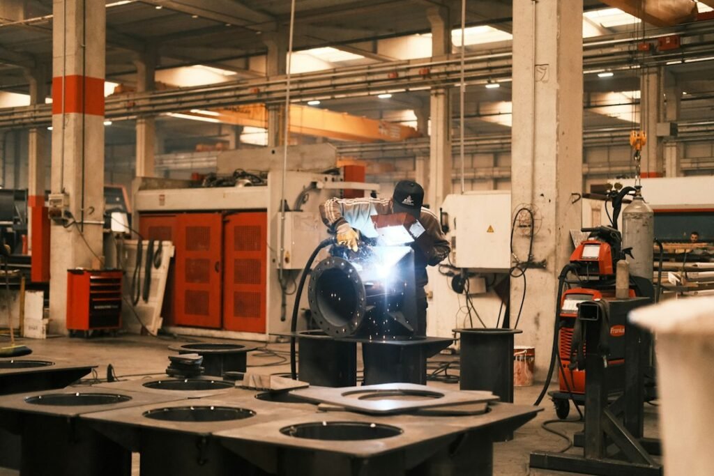 工业制造作业示意图，非Dover厂房或旗下产品。