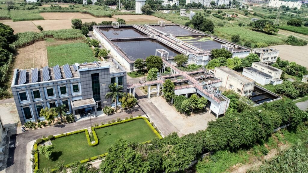 污水处理设施示意照片,非郭寨社区工程现场或设计效果图。