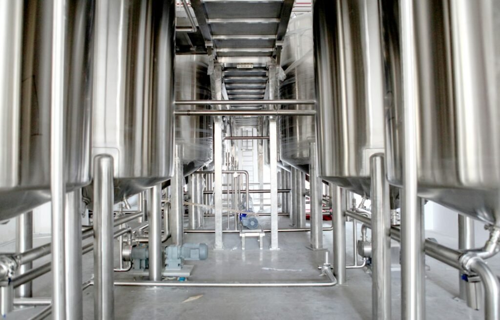 Industrial vessels and piping, an industry illustration rather than Shengquan equipment.