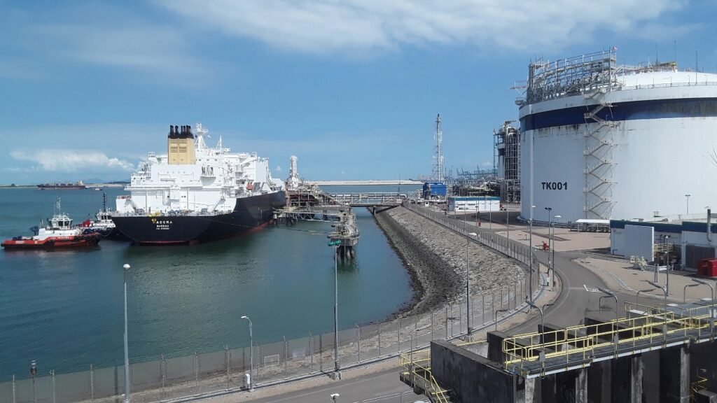 原公告配图：LNG 船 Macoma 靠泊 SLNG 接收站。