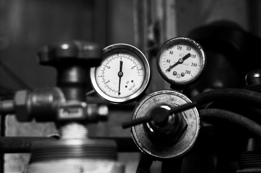 Pressure-gauge illustration, not an actual Yulin pressure-test record or site.