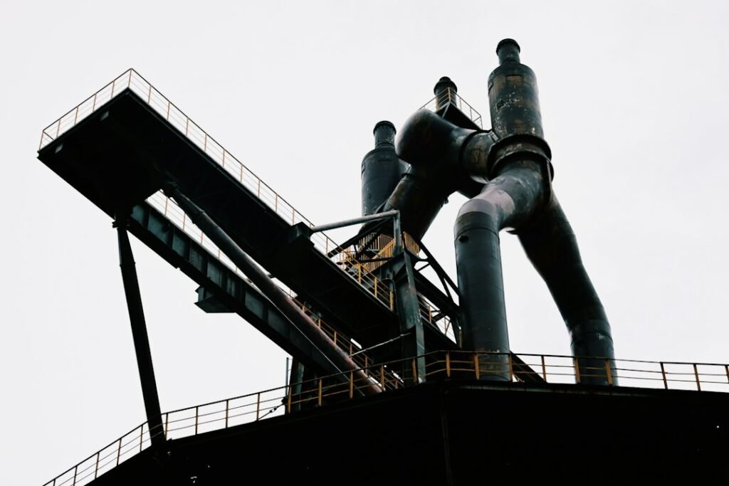钢铁工业场景示意照片；不是首钢迁钢项目现场。